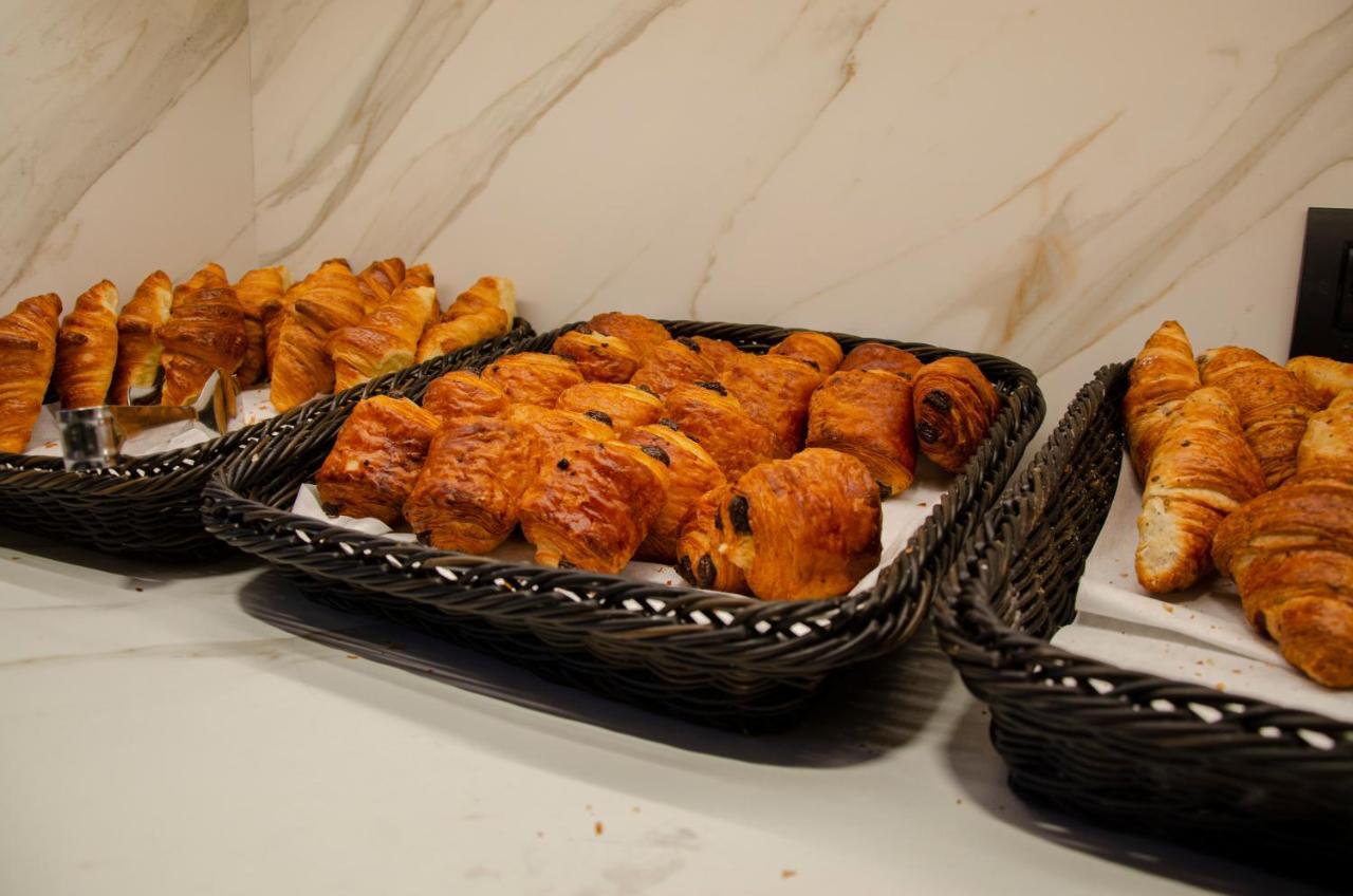 Grand Plaza Hotel & Wellness Андорра-ла-Велья Екстер'єр фото Baked goods at a buffet