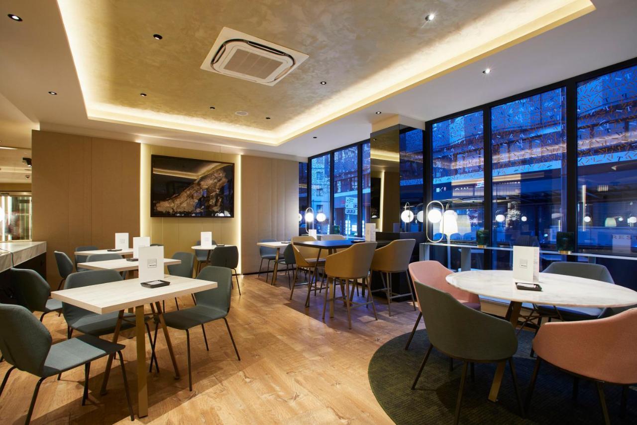 Grand Plaza Hotel & Wellness Андорра-ла-Велья Екстер'єр фото The lounge at London Heathrow Airport